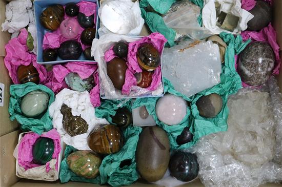 A quantity of assorted hand coolers including tigers eye quartz, malachite and rock crystal